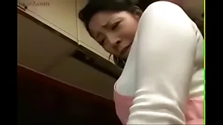 japanese mom and s&period; in kitchen divertissement